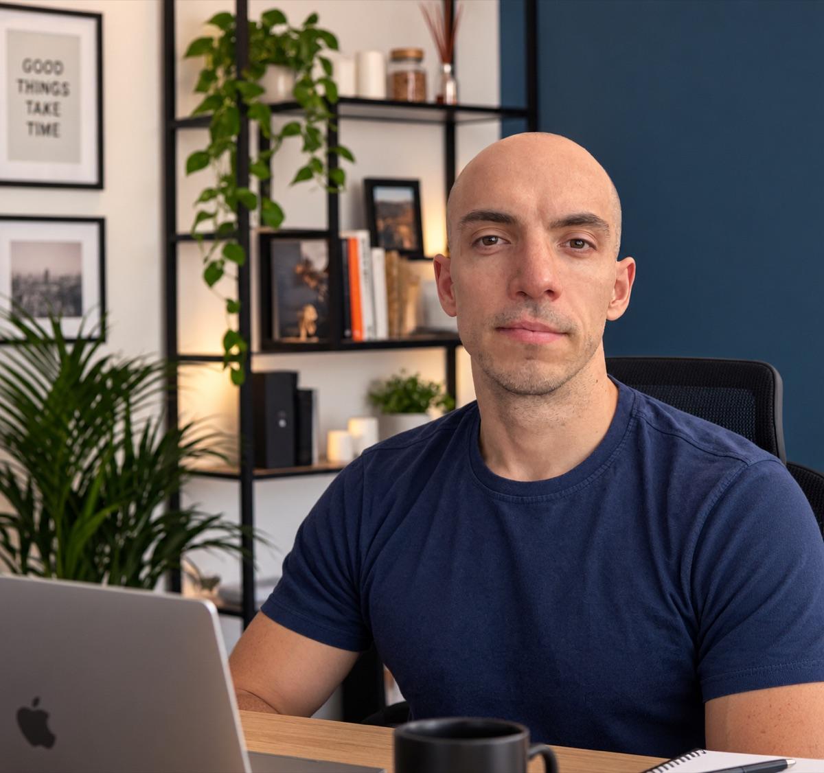 Az Assisto munkatársa a home office íróasztalánál, laptop előtt