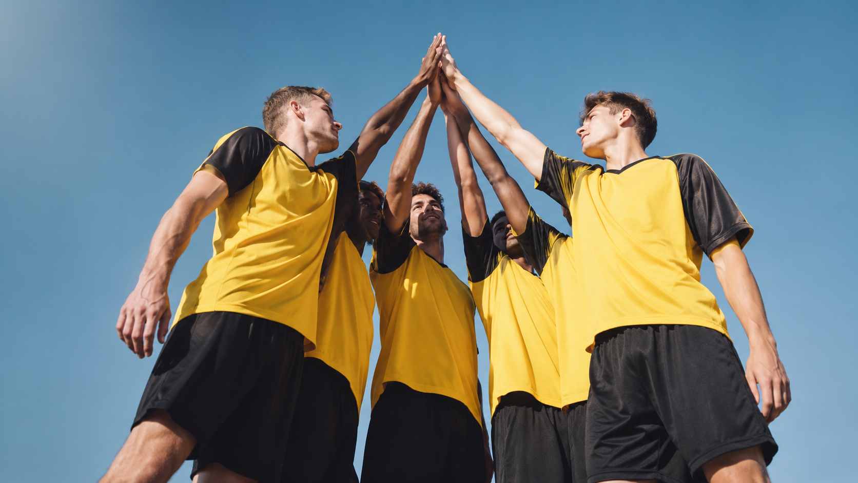 Sportcsapat tagjai pacsiznak a pályán a mérkőzés előtt
